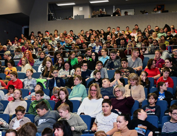 Fogyatékos Emberek Világnapja – Mesejáték várta a gyerekeket a Váci Mihály Kulturális Központban