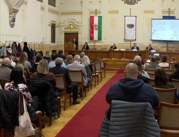 Tudományos konferencia a vármegyeházán                           