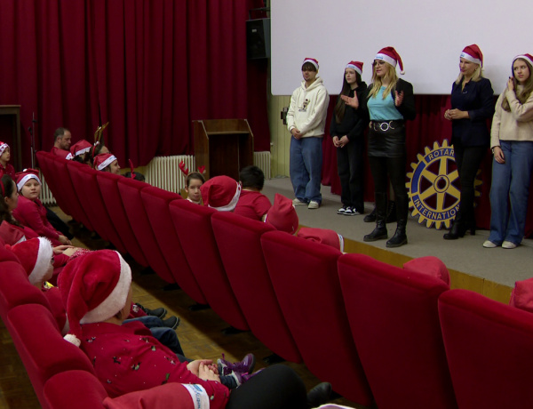 A Rotary-t is meglátogatta a mikulás – Meglepetés filmvetítéssel várták a gyerekeket