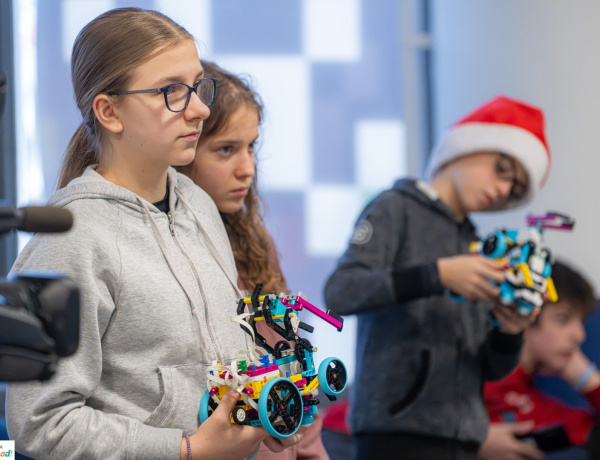 Robotok a pályán: a gyerekek megmutatták, mire képes a jövő!