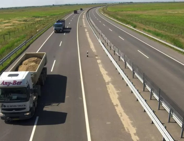 Hétfőtől elérhetőek a 2026-os éves autópálya-matricák, bevezetik az M1 regionális jogosultságot is