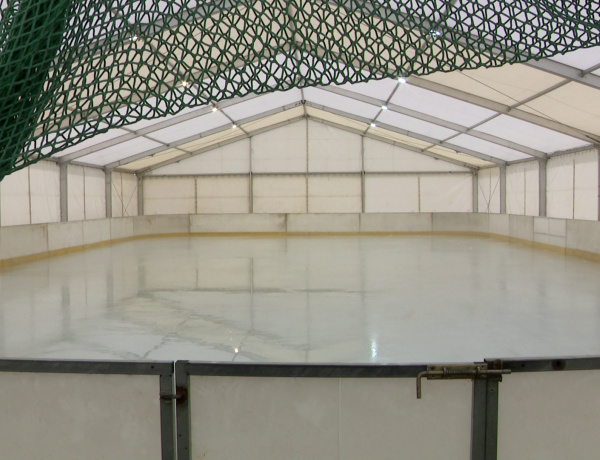 Megnyílt a jégpálya a Continental Aréna parkolójában 