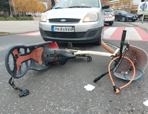 Nem szállt le a bicikliről, úgy akart átgurulni az úton