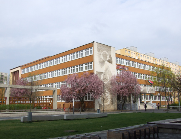 Elismerések és szakmai előrelépések az Eötvösben – Újabb sikeres év a pedagógiai innováció szolgálatában