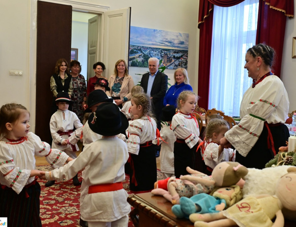 Karácsonyi csoda – Nyíregyháza polgármesterénél jártak az ovisok