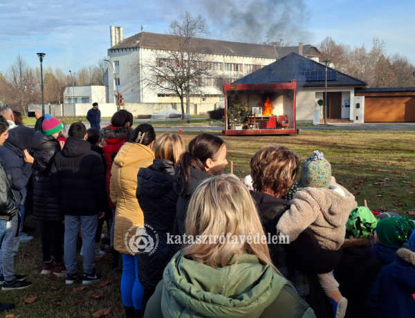 Látványos tűzmegelőzési bemutatón hívták fel a figyelmet az ünnepi időszak veszélyeire 