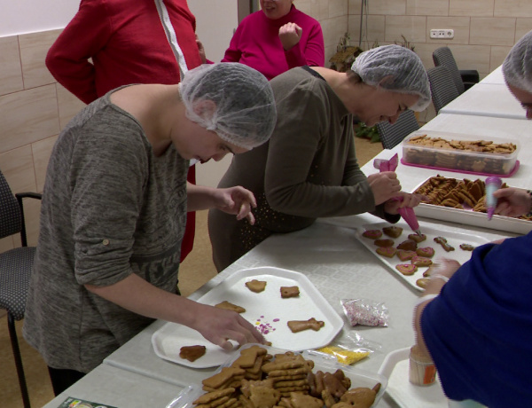 Karácsonyi hangulat – Együtt készítettek díszeket a Szent Kamill központ lakói