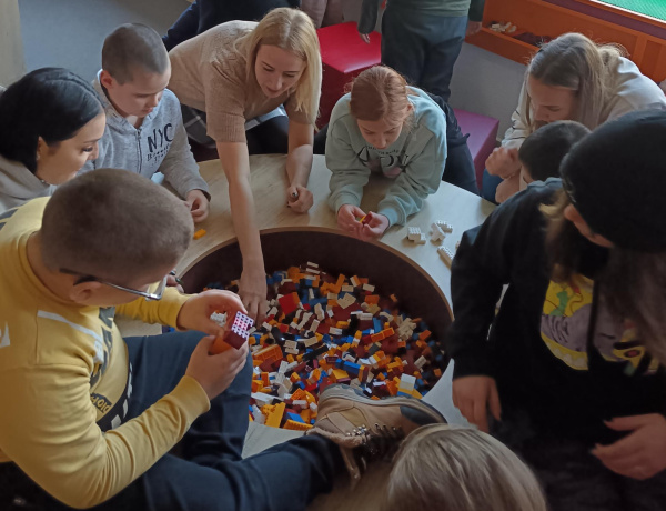 „Fejlesztő utazás”: harmadik alkalommal jártak az autizmussal élő és SNI-s gyerekek a Nyíregyházi Egyetem LEGO® Stúdiójá