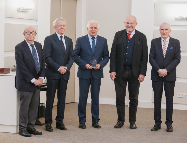 Az AzÜzlet díjátadón Nyíregyháza polgármesterét is elismerték