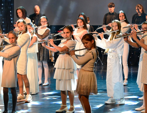 Szívek ünnepe – Kilenc tonna ajándékot gyűjtöttek