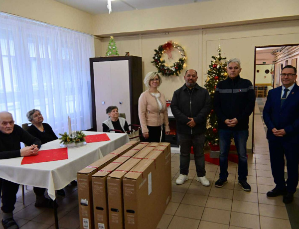 Ünnepi adomány a Pacsirta utcai Idősek Otthonában