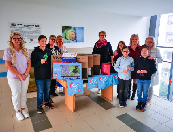 Karácsonyi összefogás: televíziók és ajándékok érkeztek kórház gyermekosztályára