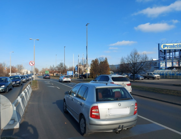 A tiltás ellenére sokan megfordulnak a Törzs utca egyik szakaszán