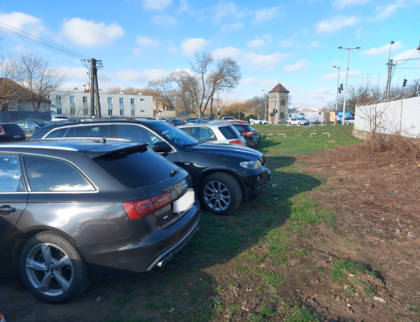 Továbbra is sokan parkolnak tiltott helyen a kórháznál