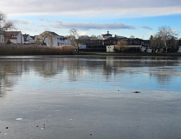 Látszólag tart, valójában életveszélyes – miért ne lépjünk még jégre Nyíregyházán!