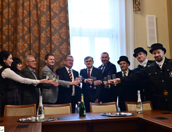 Újévi köszöntés – Kéményseprőkkel indult az év a vármegyeházán