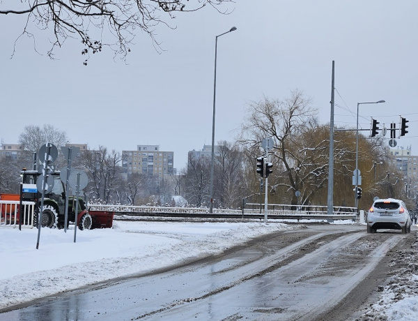 Folyamatosan dolgozik a hószolgálat Nyíregyházán – több száz kilométeren zajlik a síkosságmentesítés