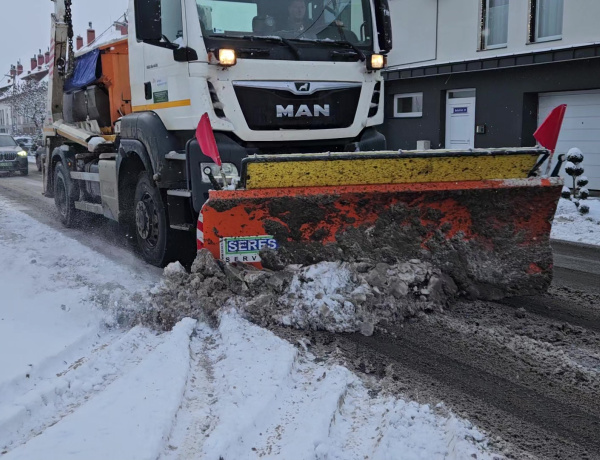 Újabb 15 centiméter hó esett Nyíregyházán – éjjel-nappal dolgozik a hószolgálat