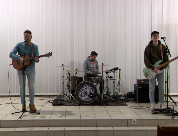 Rendhagyó irodalomóra – Kávészünet koncertet hallgathattak a Szent Imre diákjai