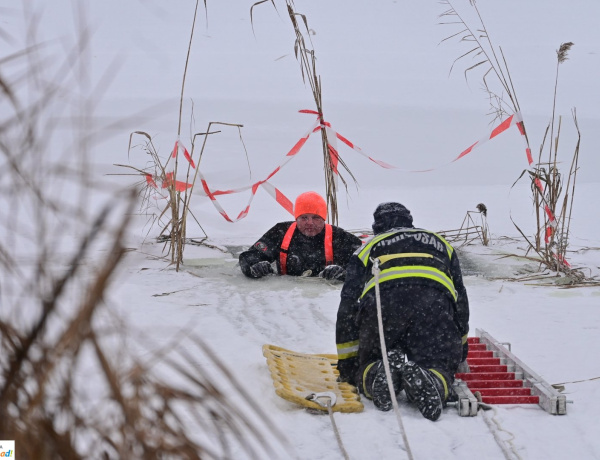 Tűzoltók: Egy rossz lépés is végzetes lehet a befagyott tavak jegén!