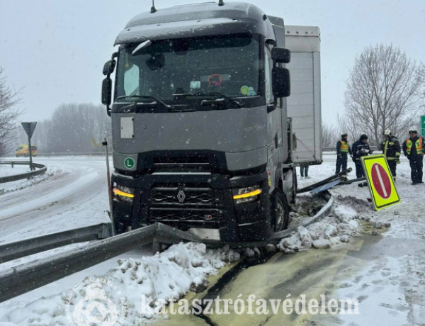 Két kamion is elakadt a 4-es főúton a nagy havazásban
