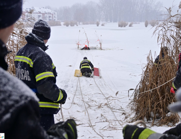 Jégről mentési gyakorlat a Bujtosi-tónál – Továbbra is tilos jégre lépni!