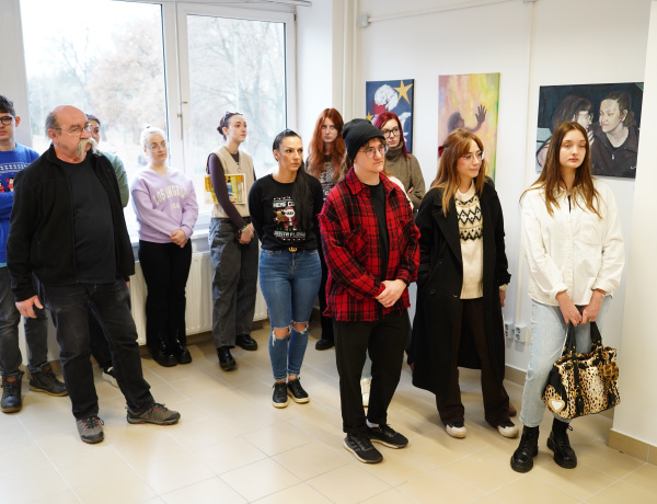 ZSENGÉK – Vizuális kultúra hallgatók első kiállítása látható az egyetemen