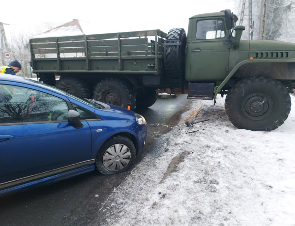 Katonai jármű és személyautó ütközött a Kállói úton
