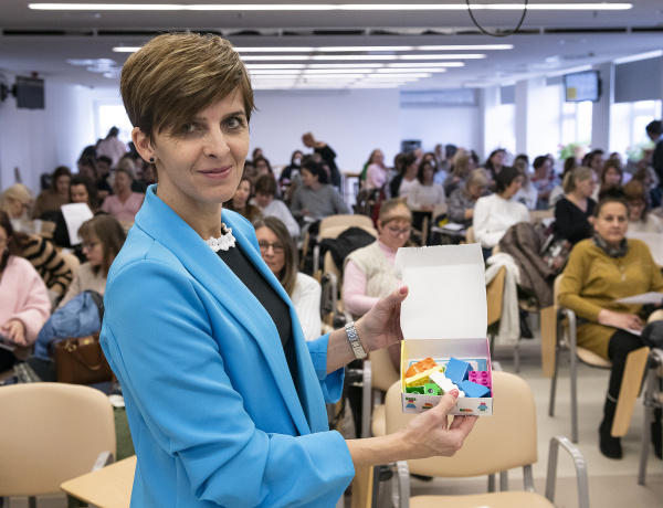 Játékkal segítik a legkisebbek fejlődését: LEGO  készleteket kapnak a 18 hónapos gyerekek Szabolcsban