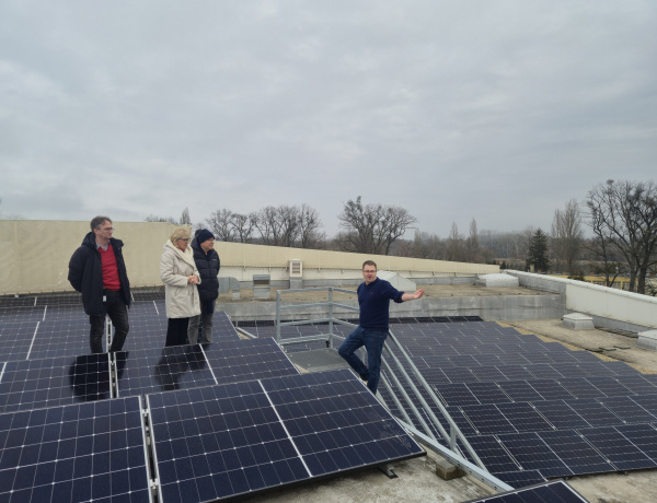 Kormányzati beruházás – Bővítették a napelemes rendszert a Jégvilág tetején