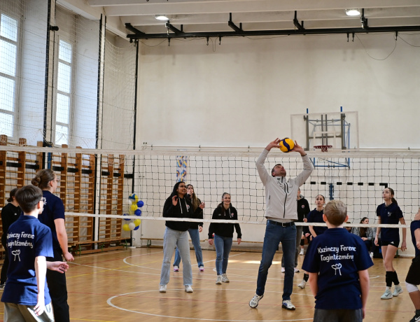12 órás röplabda a Kazinczyban                                 