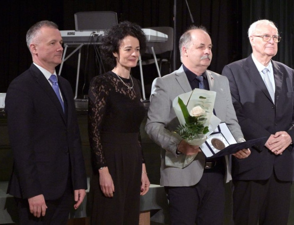 A magyar helyesírás szolgálatában – rangos díjat kapott dr. Minya Károly