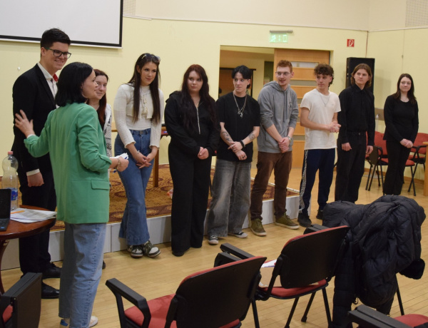 Fény, törés, meglepetés – mély témákat vittek színpadra a vasváris diákok