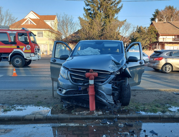 Kisbusz rohant személyautóba a Debreceni úton, tűzcsap állította meg