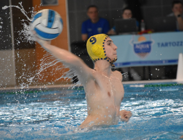 Csoportja élén az Aqua SE korosztályos csapata