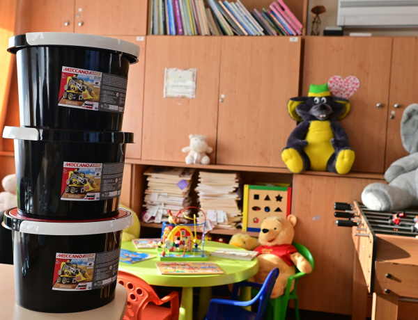 Nyolcszázezer forint értékű játékot adományozott a Jász-Plasztik a rászoruló gyerekeknek