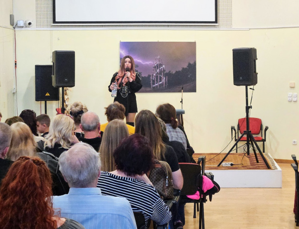 Születésnapi koncerttel ünnepelt Szakos Andrea a könyvtárban