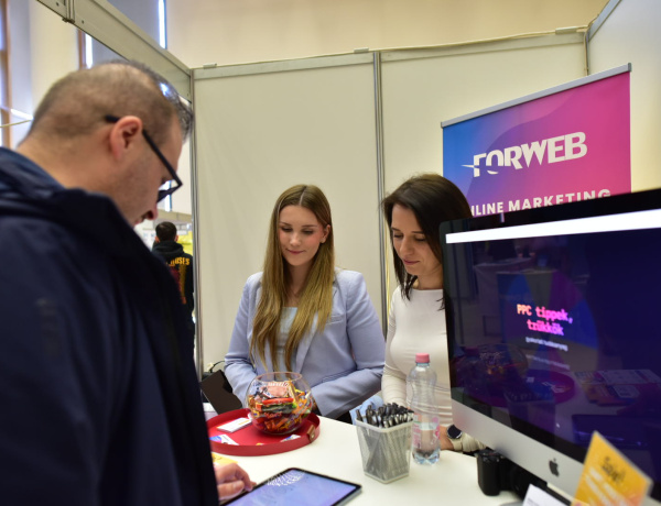 Álláskínálat és jövőkép egy helyen – nagy érdeklődés mellett rendezték meg az egyetemi állásbörzét Nyíregyházán