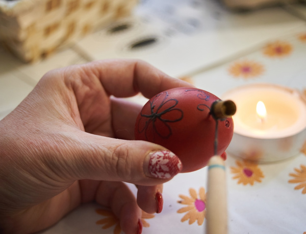 Húsvéti tojásfestés – A beregi aranyporos hímestojás-festést tanulhatták a gyerekek