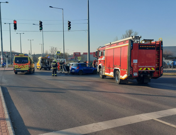Összeütközött két autó a Belső körúton – terelik a forgalmat