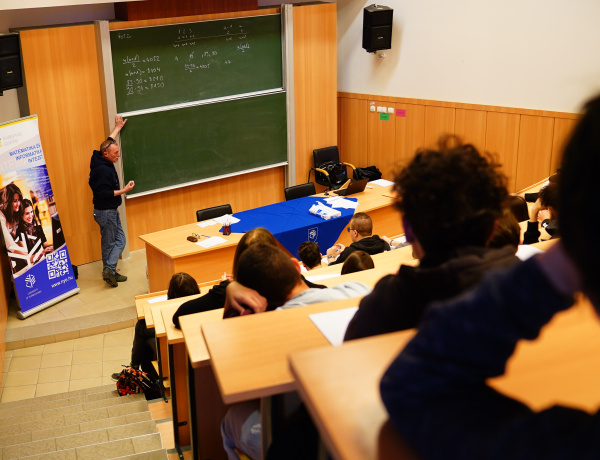 Csapatban versenyeztek a diákok a Pi-napi matematika megmérettetésen a Nyíregyházi Egyetemen