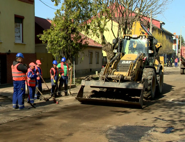 Felújítják az utakat és járdákat – Harminc helyszínen dolgoznak a városban