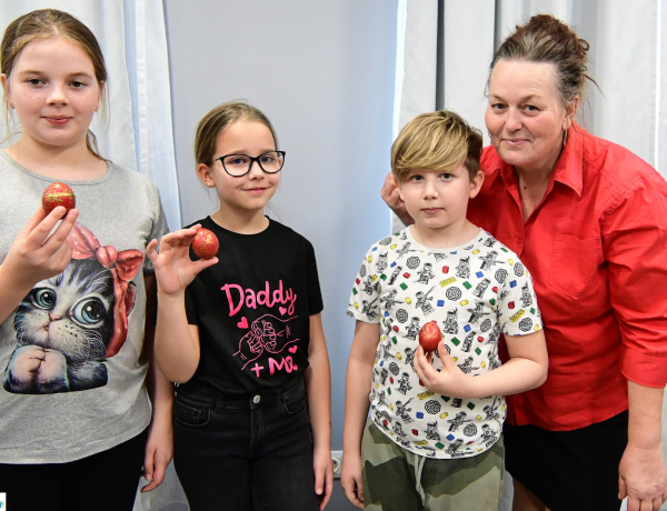 Húsvéti hangulatot varázsoltak – foglalkozás keretében festettek tojást a gyerekek a Kállayban