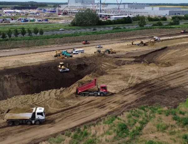 Új körforgalom, kerékpárút és buszöblök épülnek Nagyszállásnál