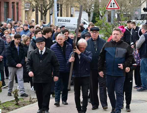 A kereszt súlya alatt – nagyhétre készülnek a katolikusok, keresztútra várták a híveket