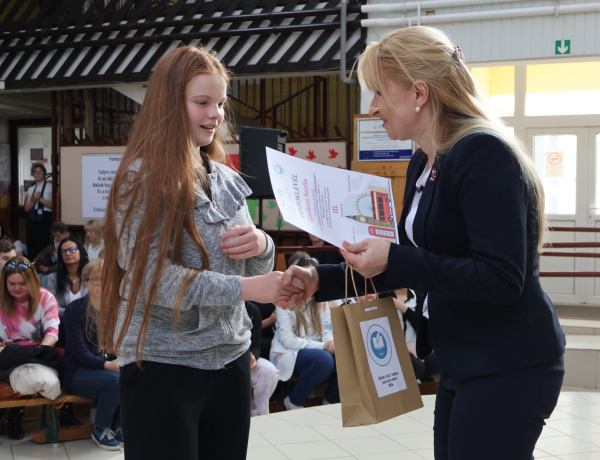 Több száz diák vett részt a „Kitárul a világ” angol versenyen és a Petőfi rajzversenyen Nyíregyházán