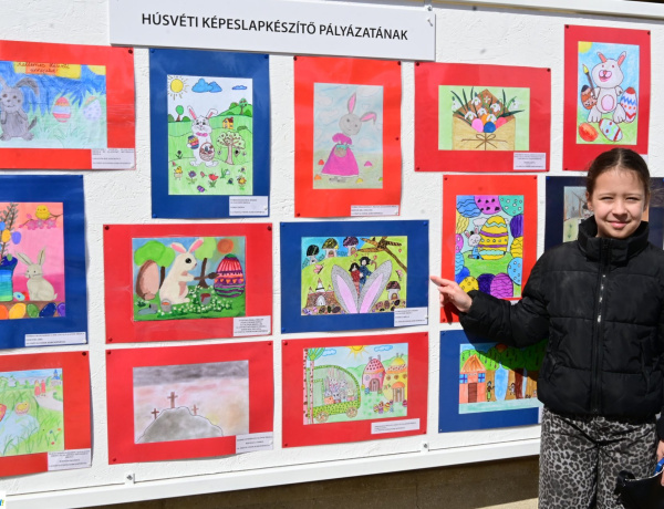 Húsvéti képeslapokból nyílt kiállítás a Kossuth téren