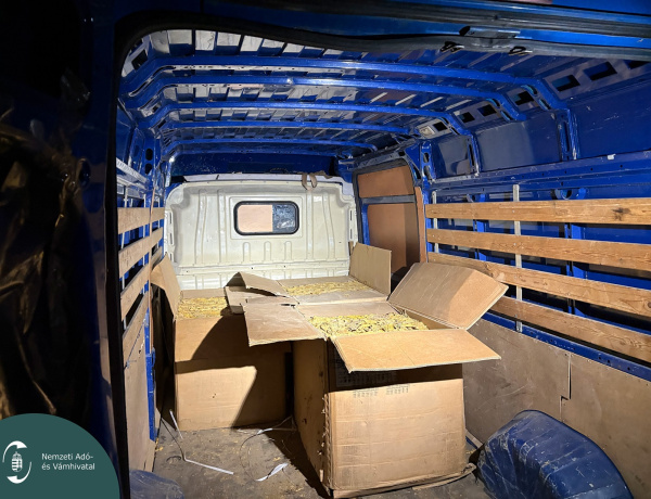 Napokig parkolt a gyanús furgon – több mint fél tonna dohánylevelet talált a NAV