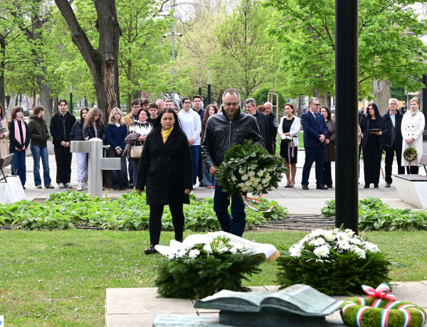 Két helyszínen koszorúztak – Váci Mihály halálára emlékeztek