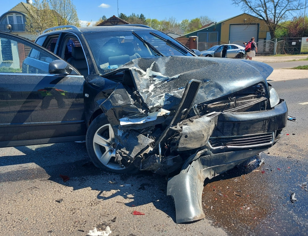 Mentők és tűzoltók a Westsiken – négyen megsérültek a balesetben